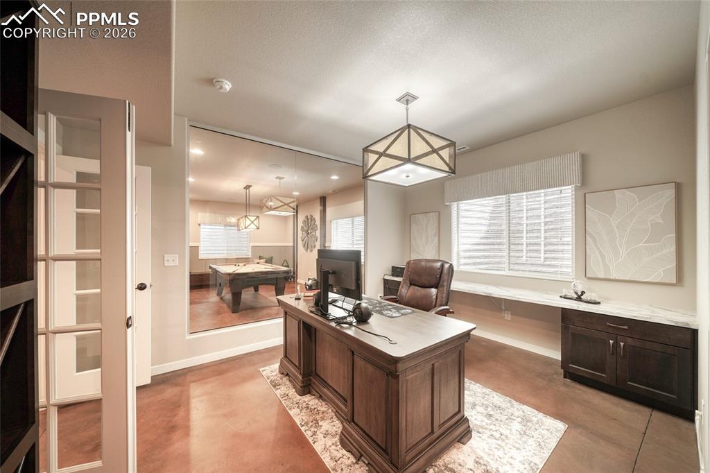 Image 36 of 50: Office