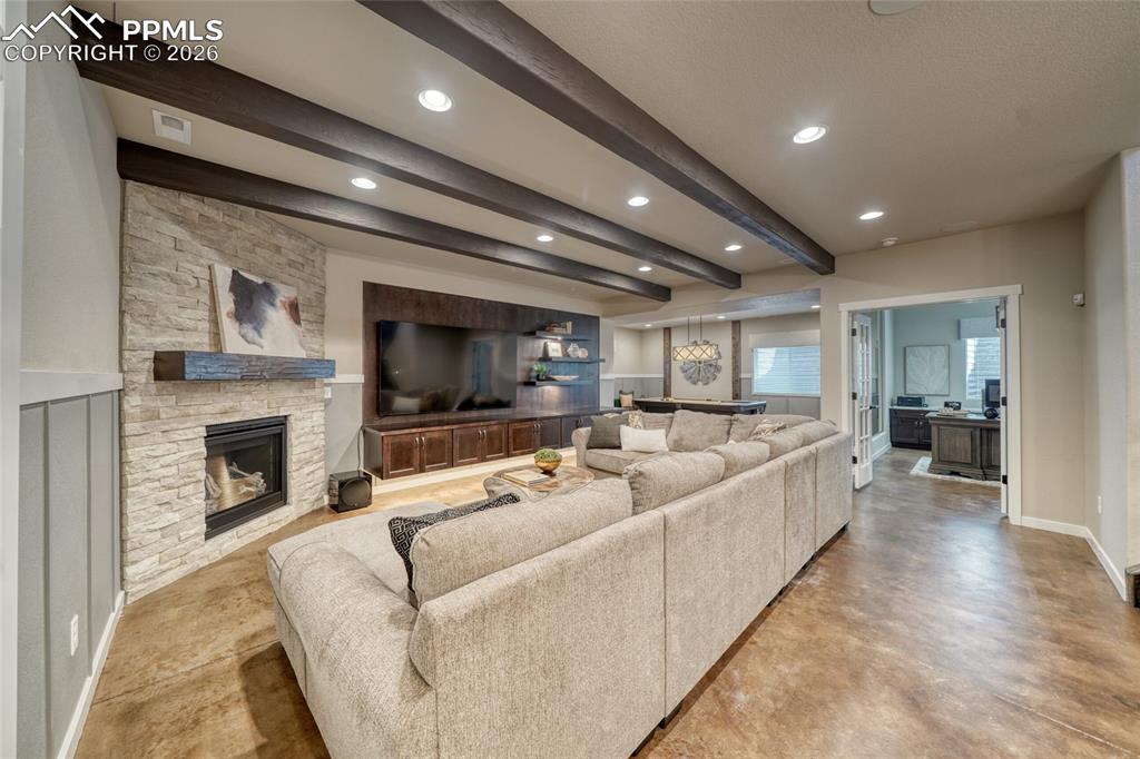 Image 40 of 50: Living Room