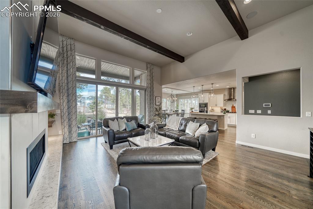 Image 8 of 50: Living Room