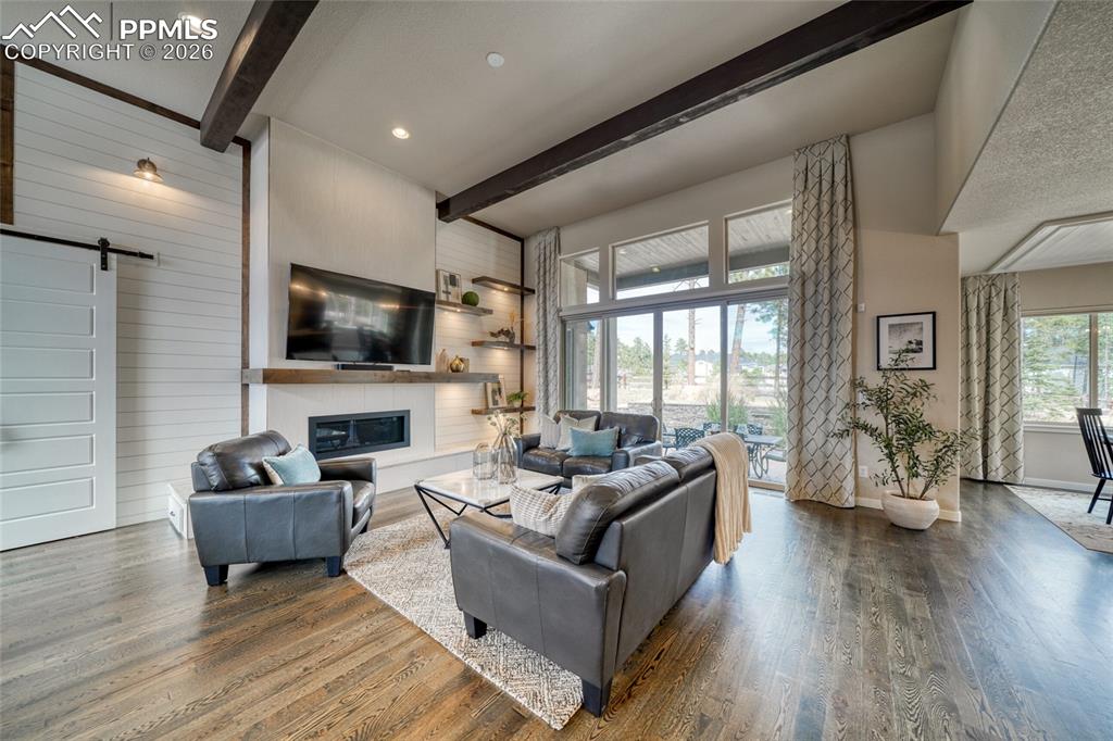 Image 9 of 50: Living Room