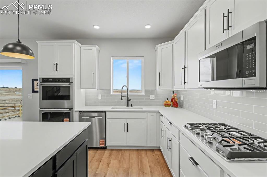 Image 22 of 45: Kitchen