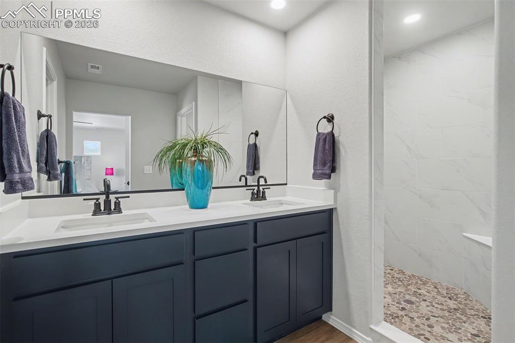 Image 31 of 45: Bathroom