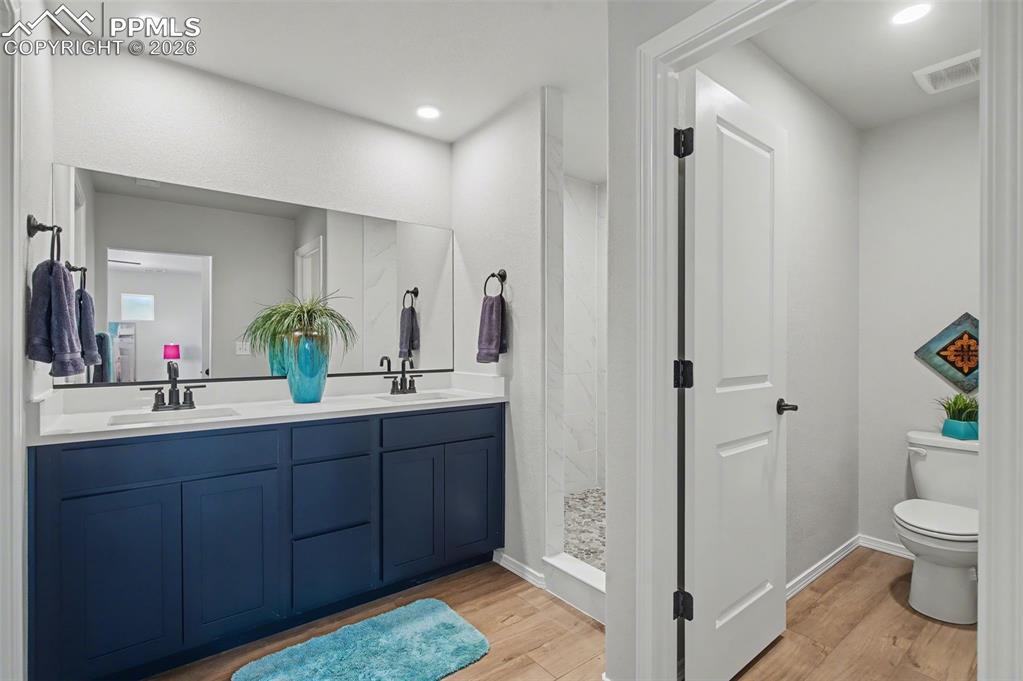 Image 32 of 45: Bathroom