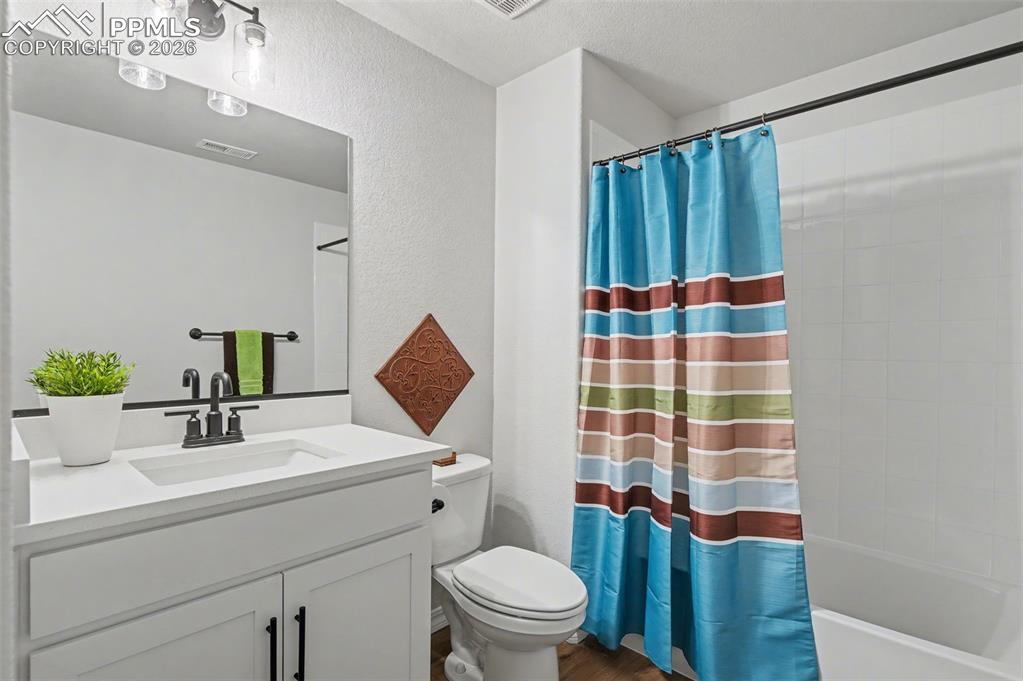 Image 41 of 45: Bathroom