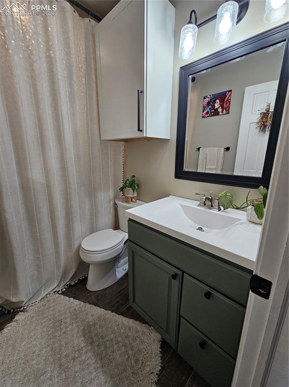 Image 11 of 17: Closet