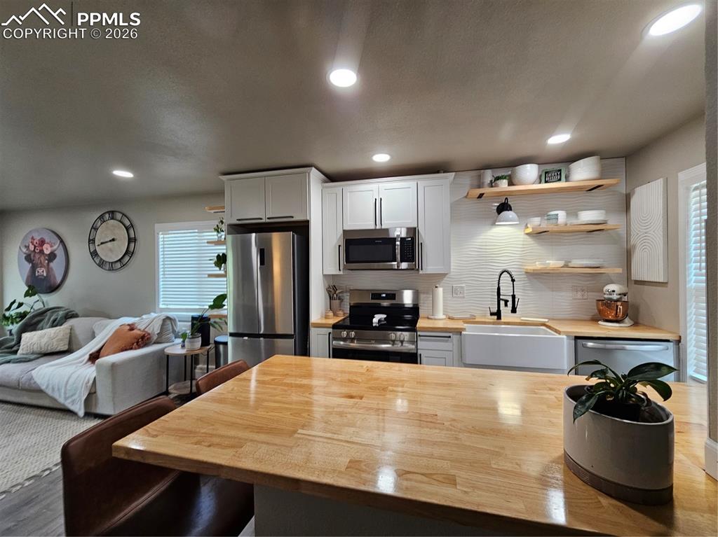 Image 5 of 17: Living Room