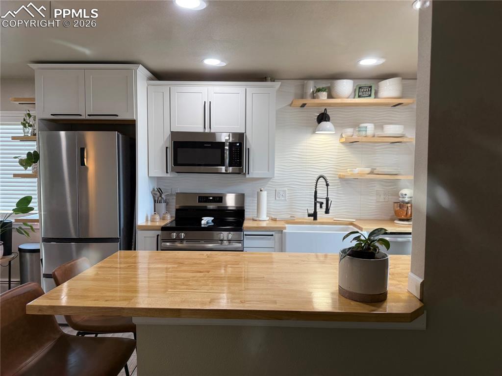 Image 7 of 17: Kitchen