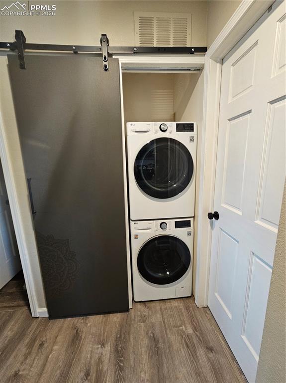 Image 9 of 17: Kitchen