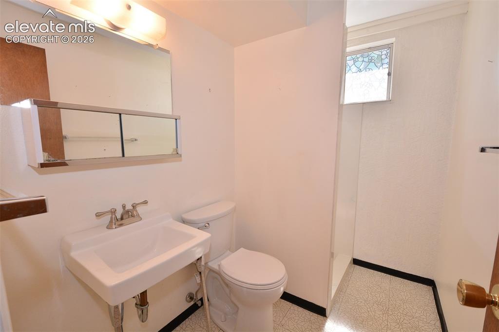 Image 16 of 21: Bathroom