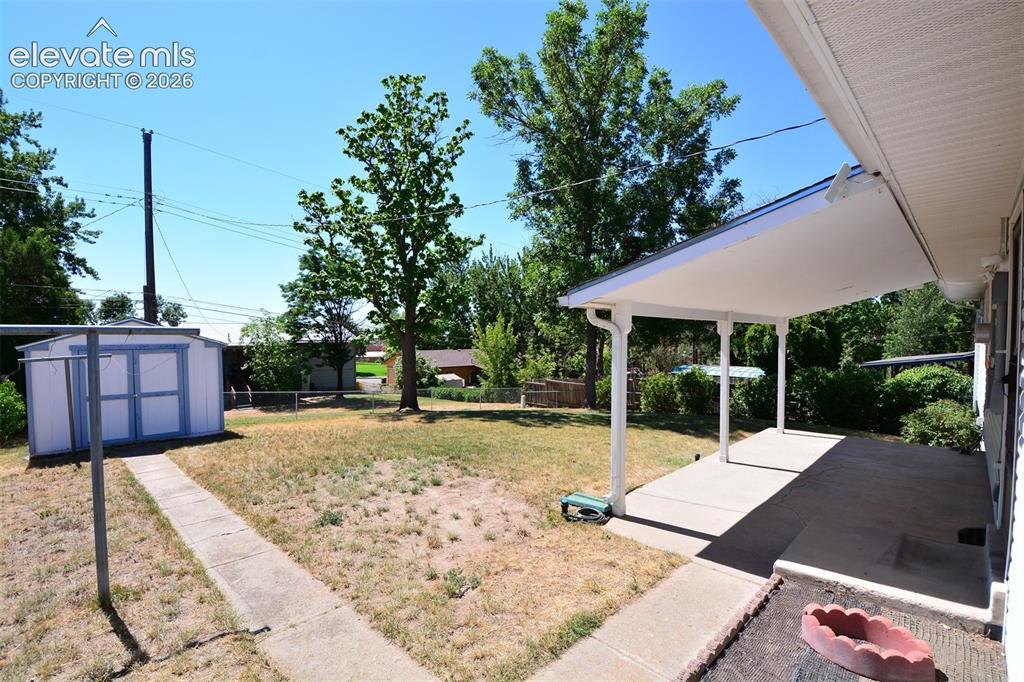 Image 17 of 21: Back yard