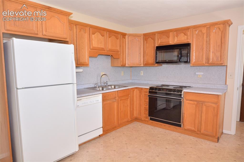 Image 4 of 21: Kitchen