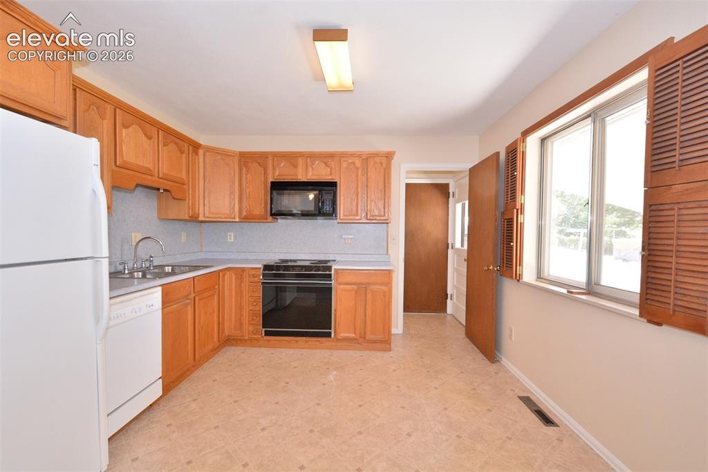 Image 5 of 21: Kitchen