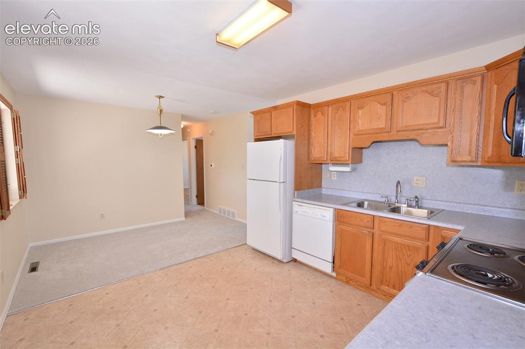 Image 6 of 21: Kitchen