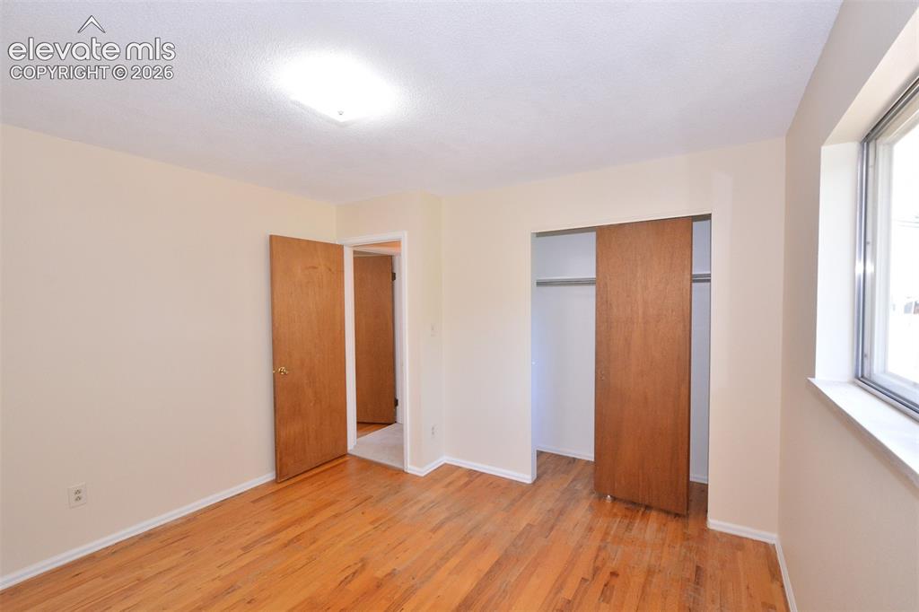 Image 7 of 21: Bedroom