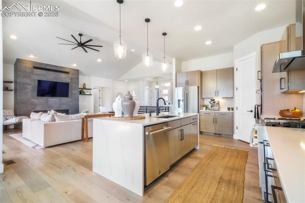 Image 13 of 50: Kitchen