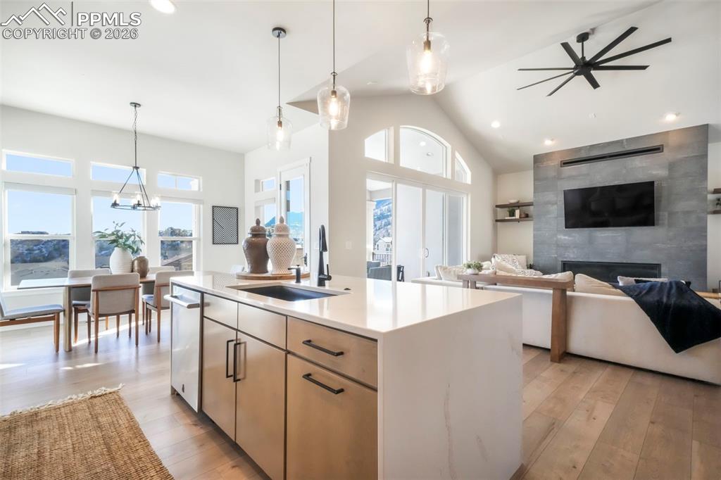 Image 15 of 50: Kitchen