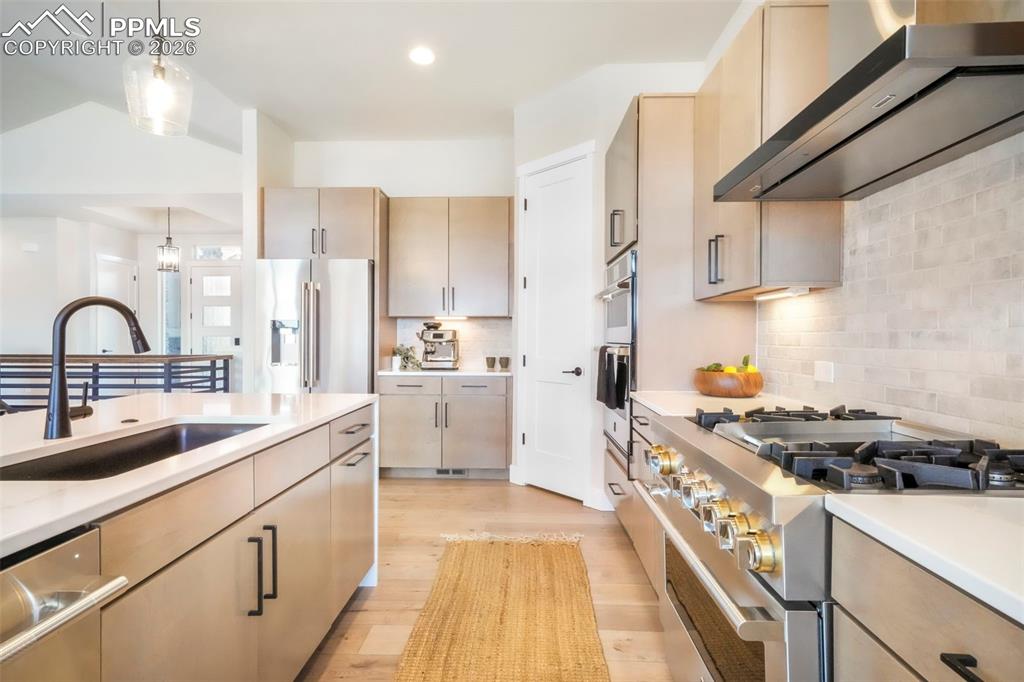 Image 16 of 50: Kitchen