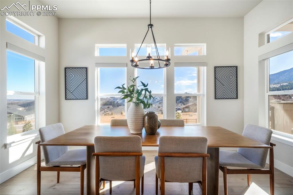 Image 19 of 50: Dining Area