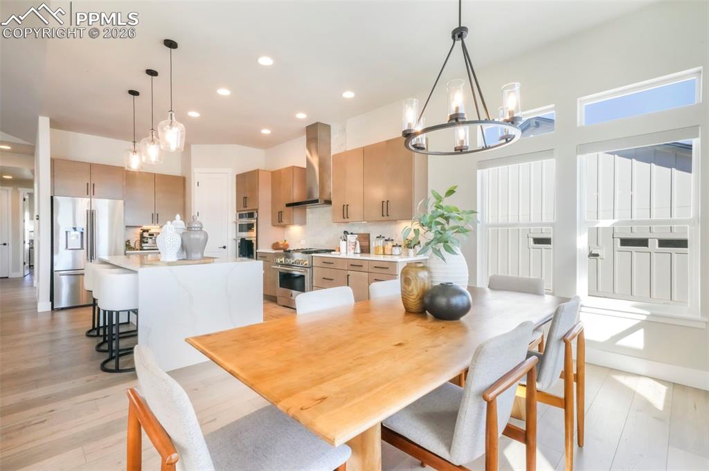 Image 20 of 50: Dining Area