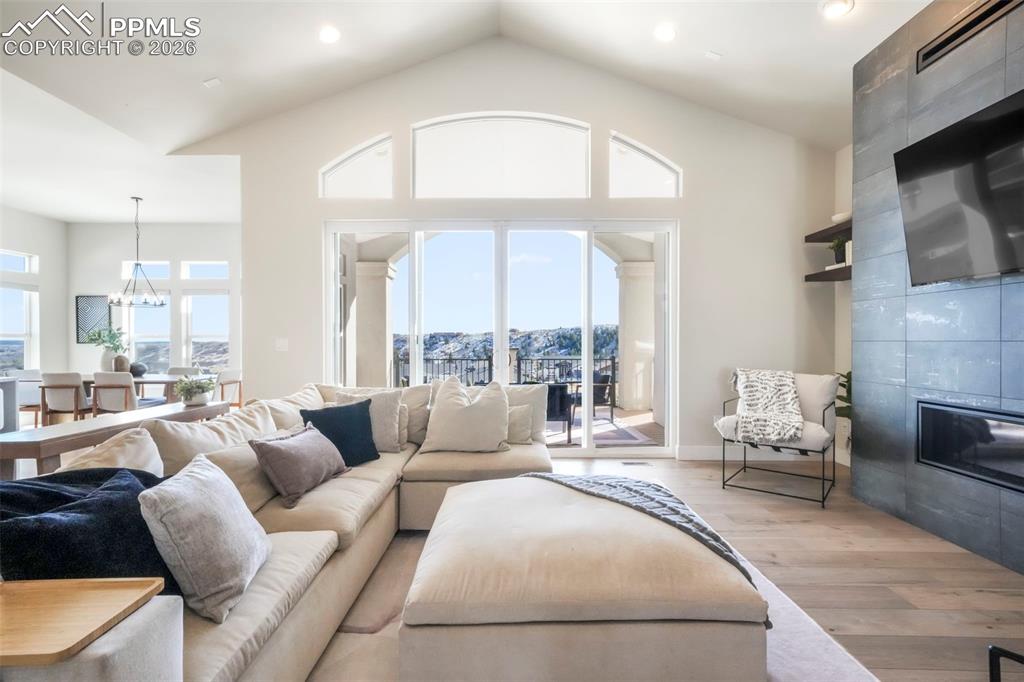 Image 23 of 50: Living Room