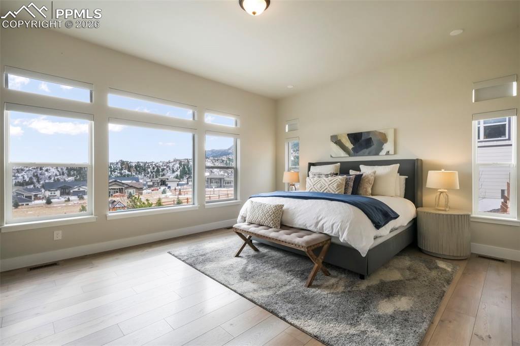 Image 26 of 50: Bedroom