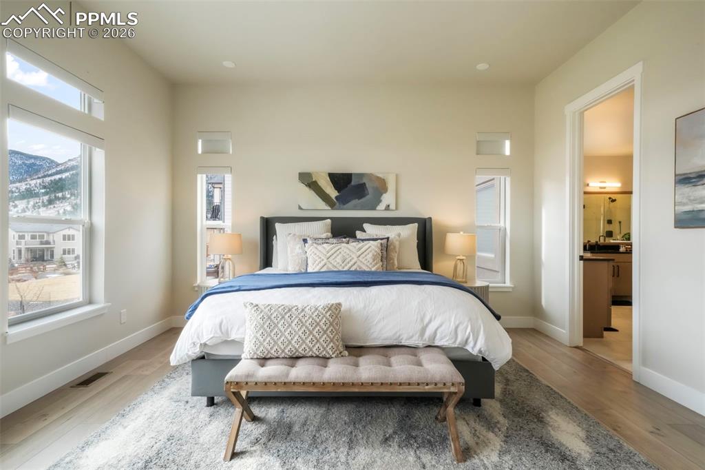 Image 27 of 50: Bedroom