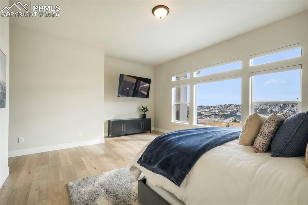 Image 28 of 50: Bedroom