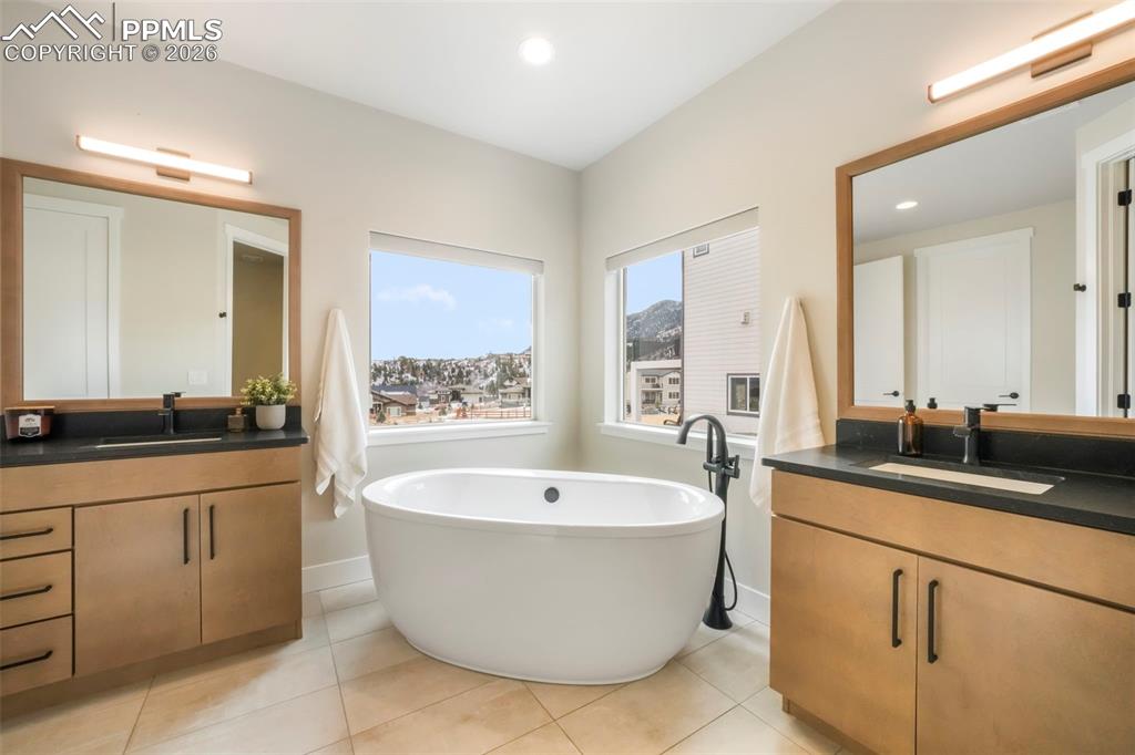 Image 29 of 50: Bathroom