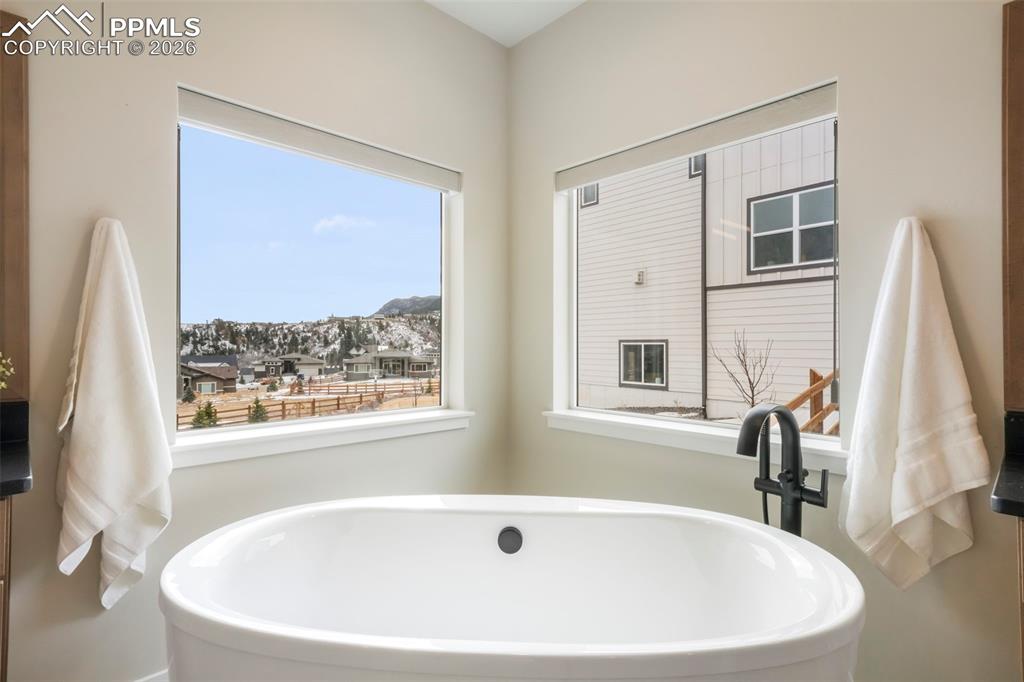 Image 30 of 50: Bathroom