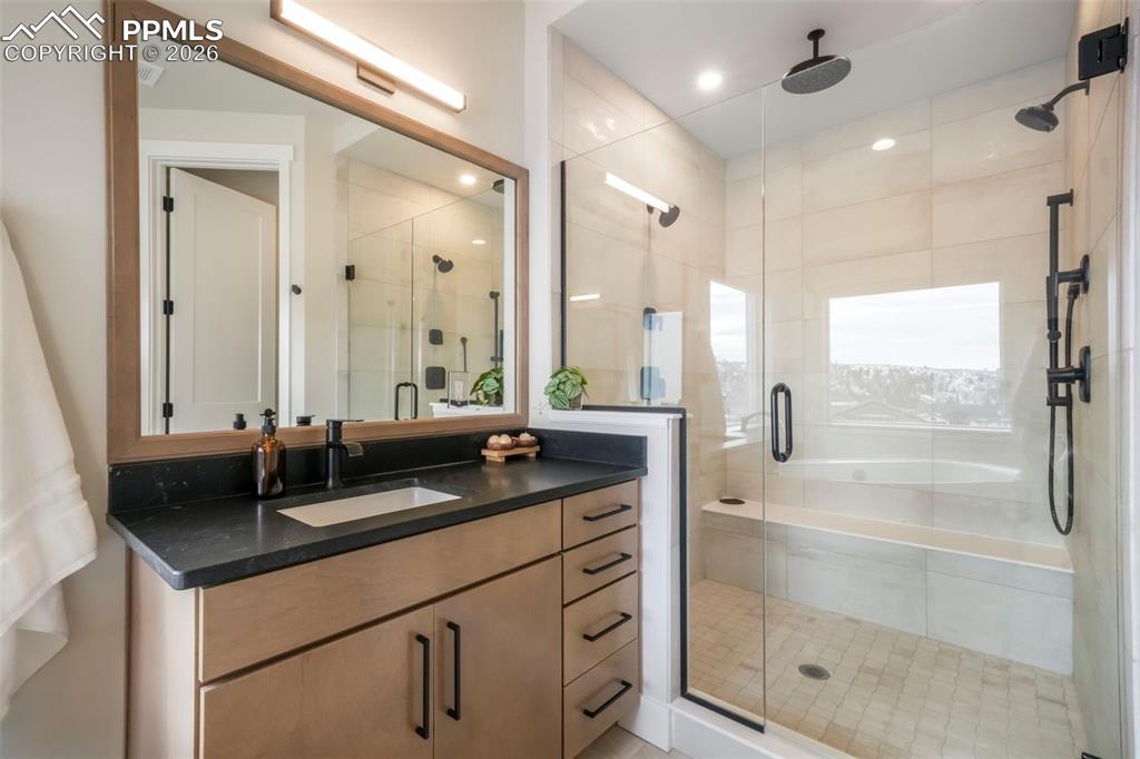 Image 31 of 50: Bathroom