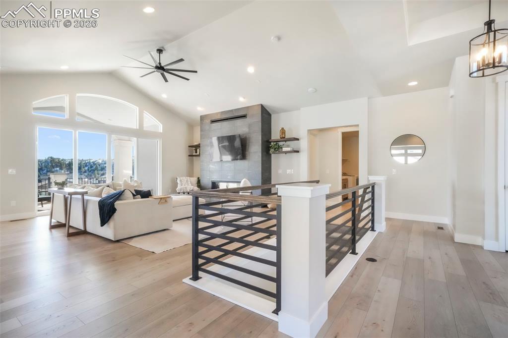 Image 5 of 50: Living Room