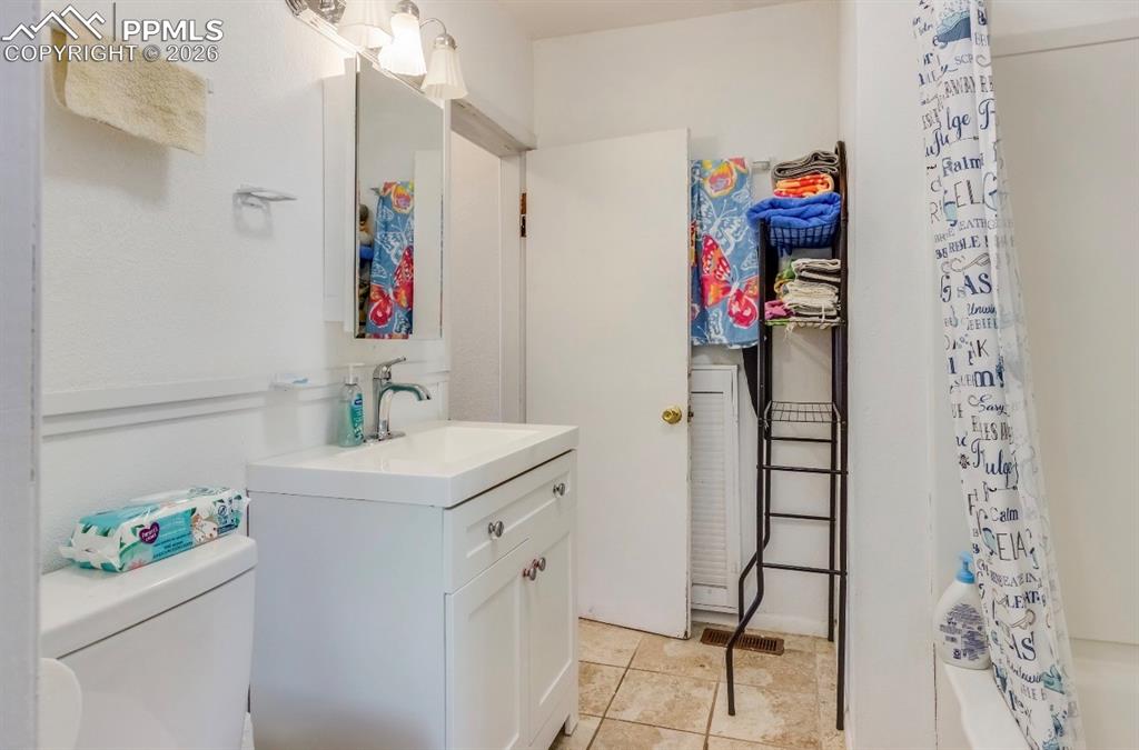 Image 12 of 23: Bathroom