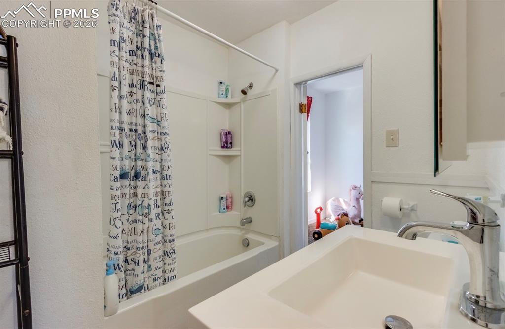 Image 13 of 23: Bathroom