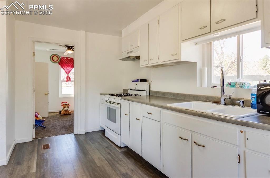 Image 8 of 23: Kitchen