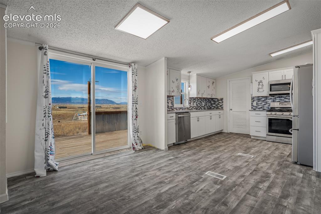 Image 15 of 48: Kitchen