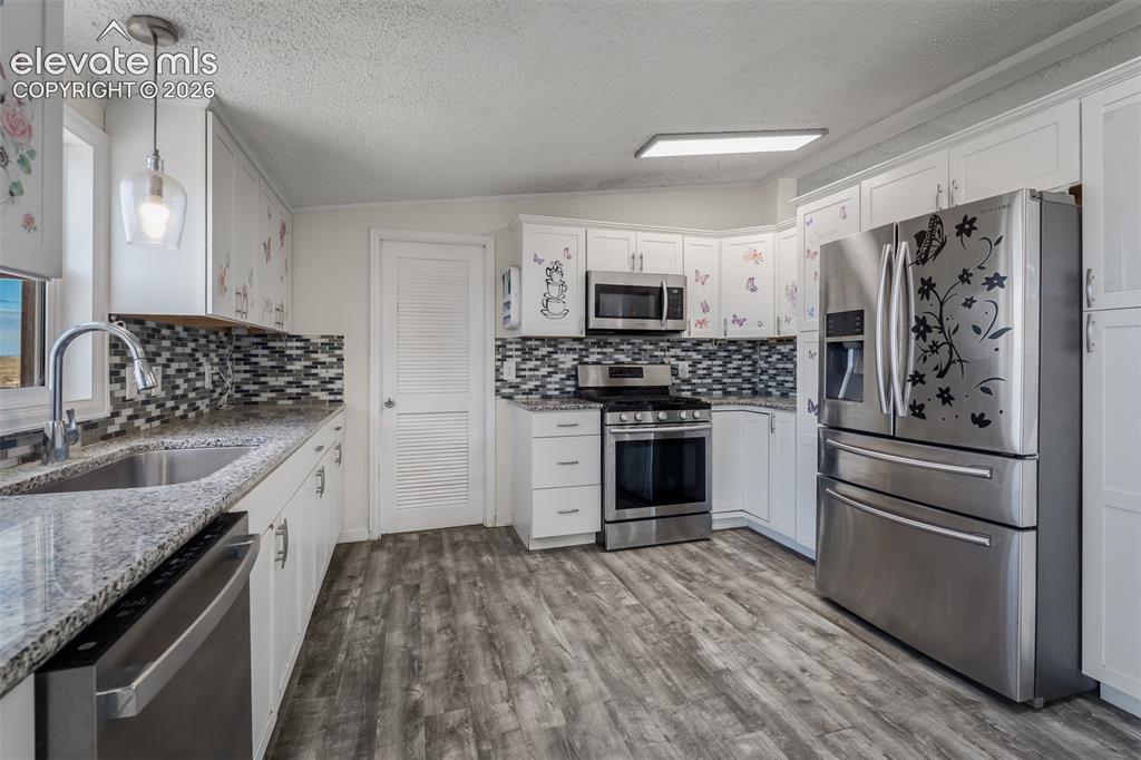 Image 17 of 48: Kitchen