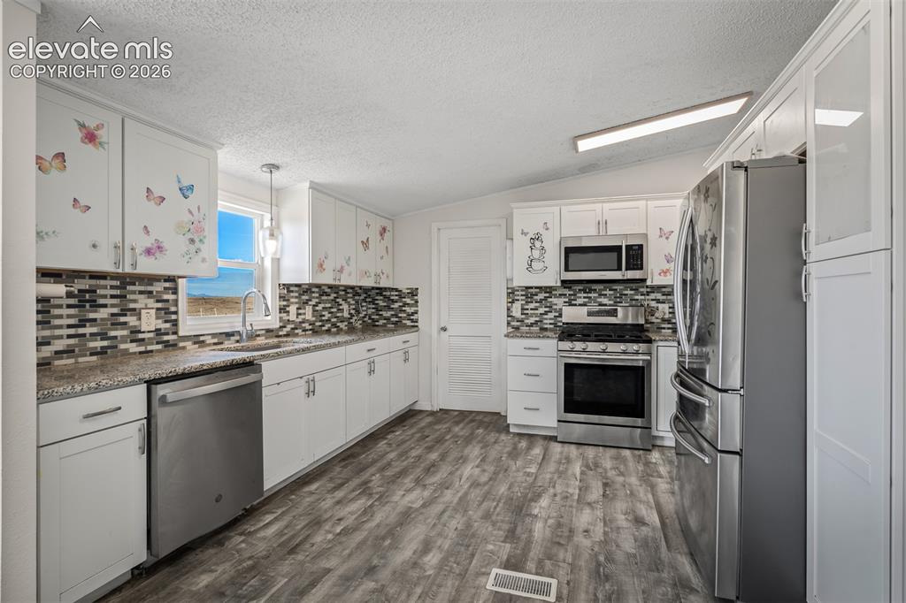 Image 18 of 48: Kitchen