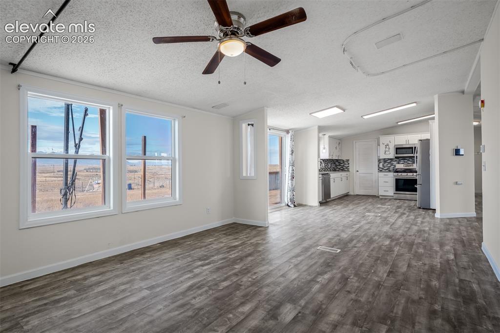 Image 19 of 48: Living Room