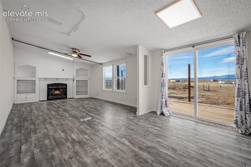 Image 21 of 48: Living Room