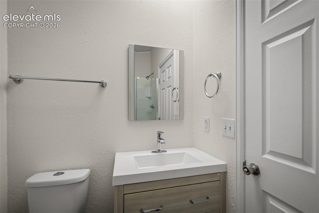 Image 32 of 48: Bathroom