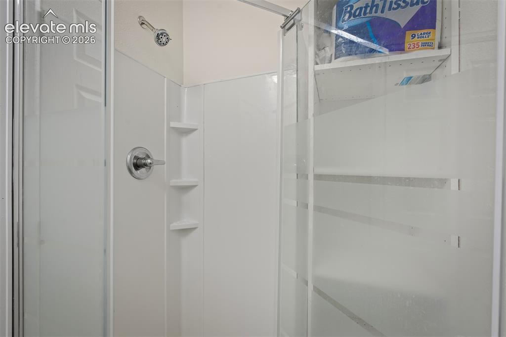 Image 33 of 48: Bathroom