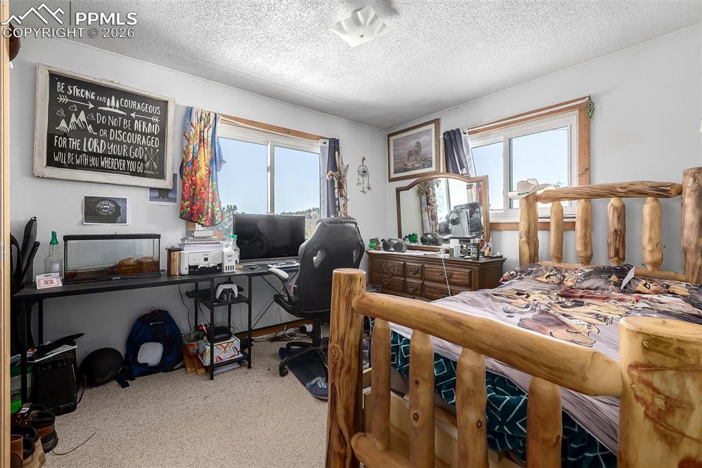 Image 14 of 50: Bedroom