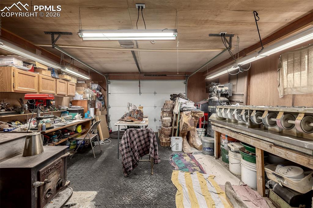 Image 17 of 50: Garage