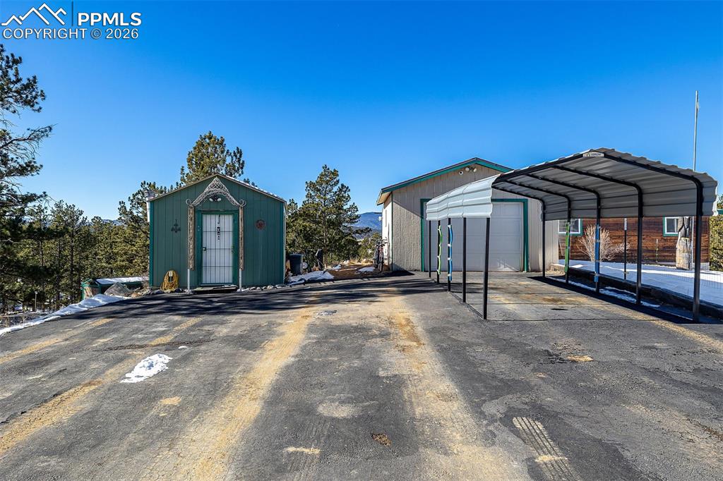 Image 34 of 50: Parking