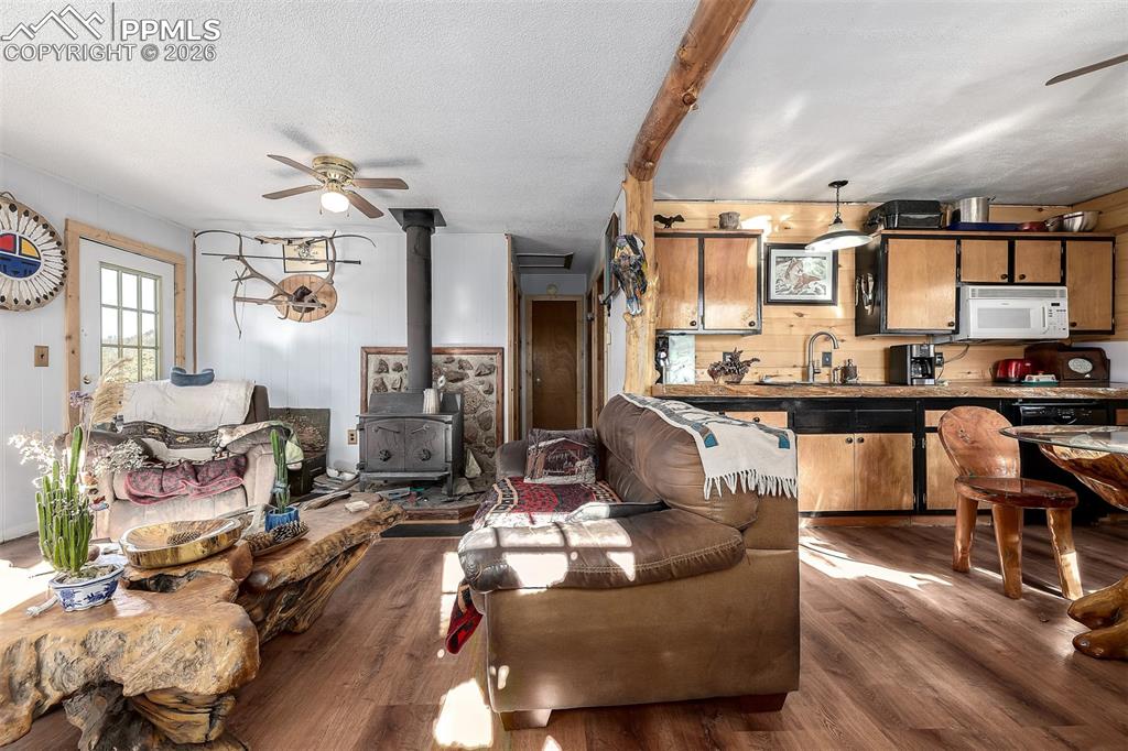 Image 5 of 50: Living Room