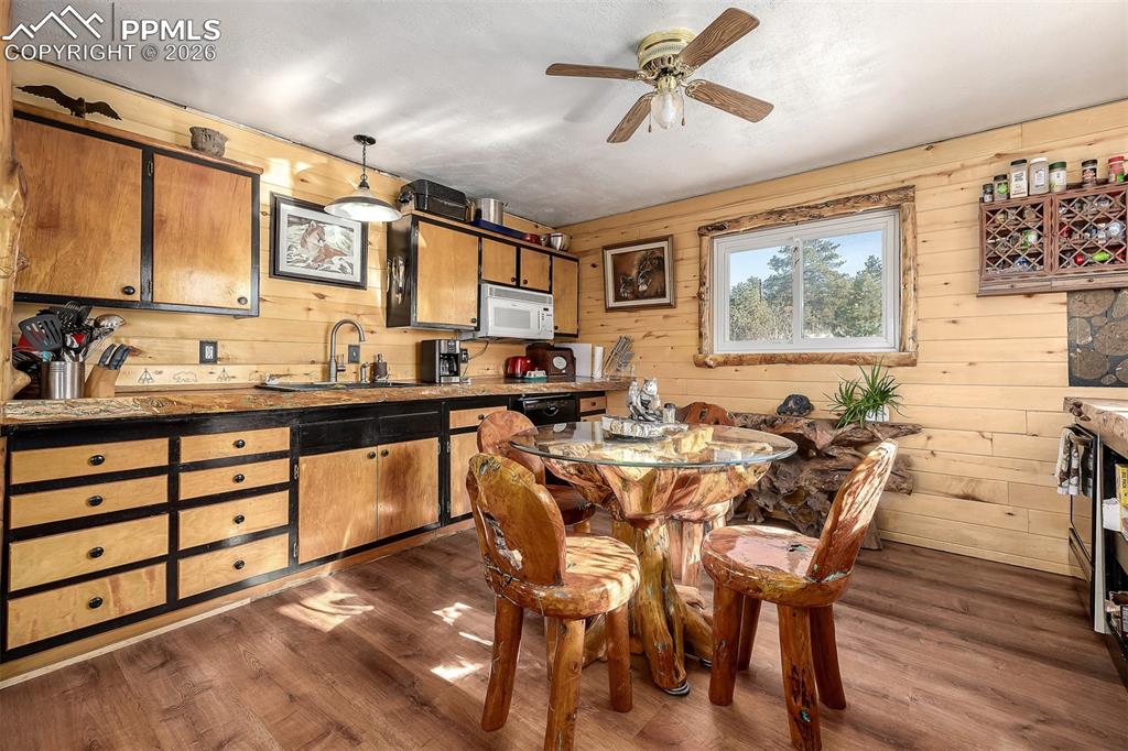 Image 9 of 50: Kitchen