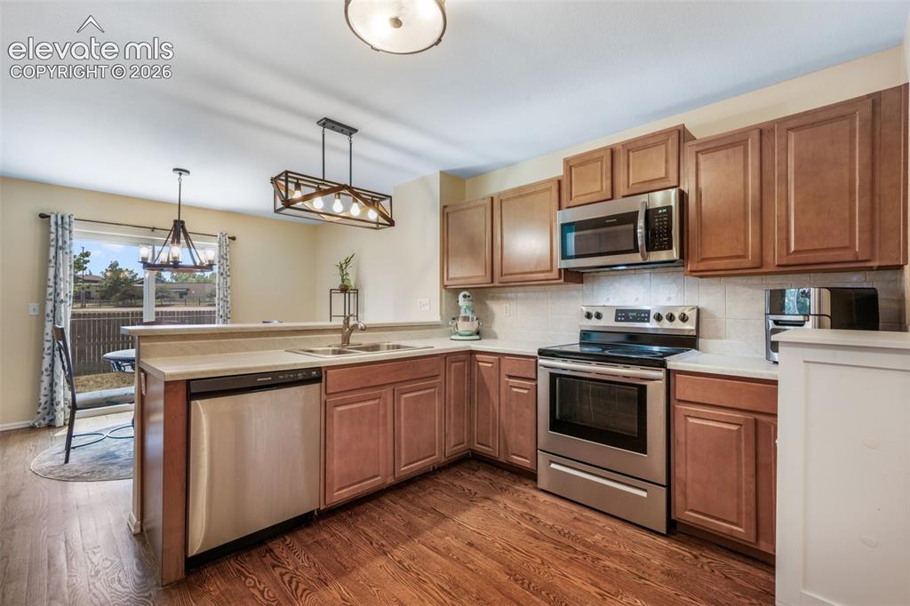 Image 11 of 36: Dining Area