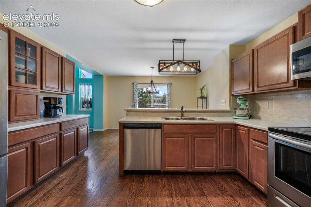 Image 12 of 36: Dining Area