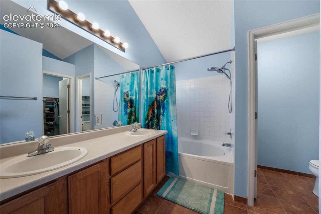 Image 19 of 36: Bathroom