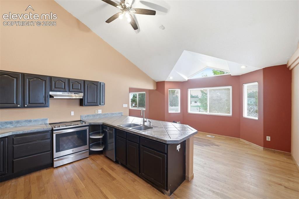 Image 11 of 49: Kitchen